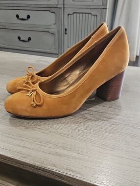 Naturalizer Women's Suede Block Heel Pump in Amber size 9